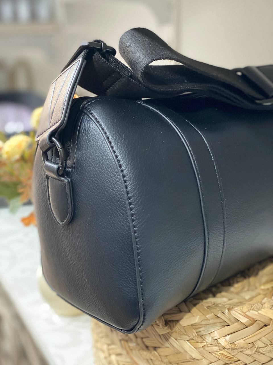 Женская вместительная сумка через плече из эко-кожи черного цвета 32520