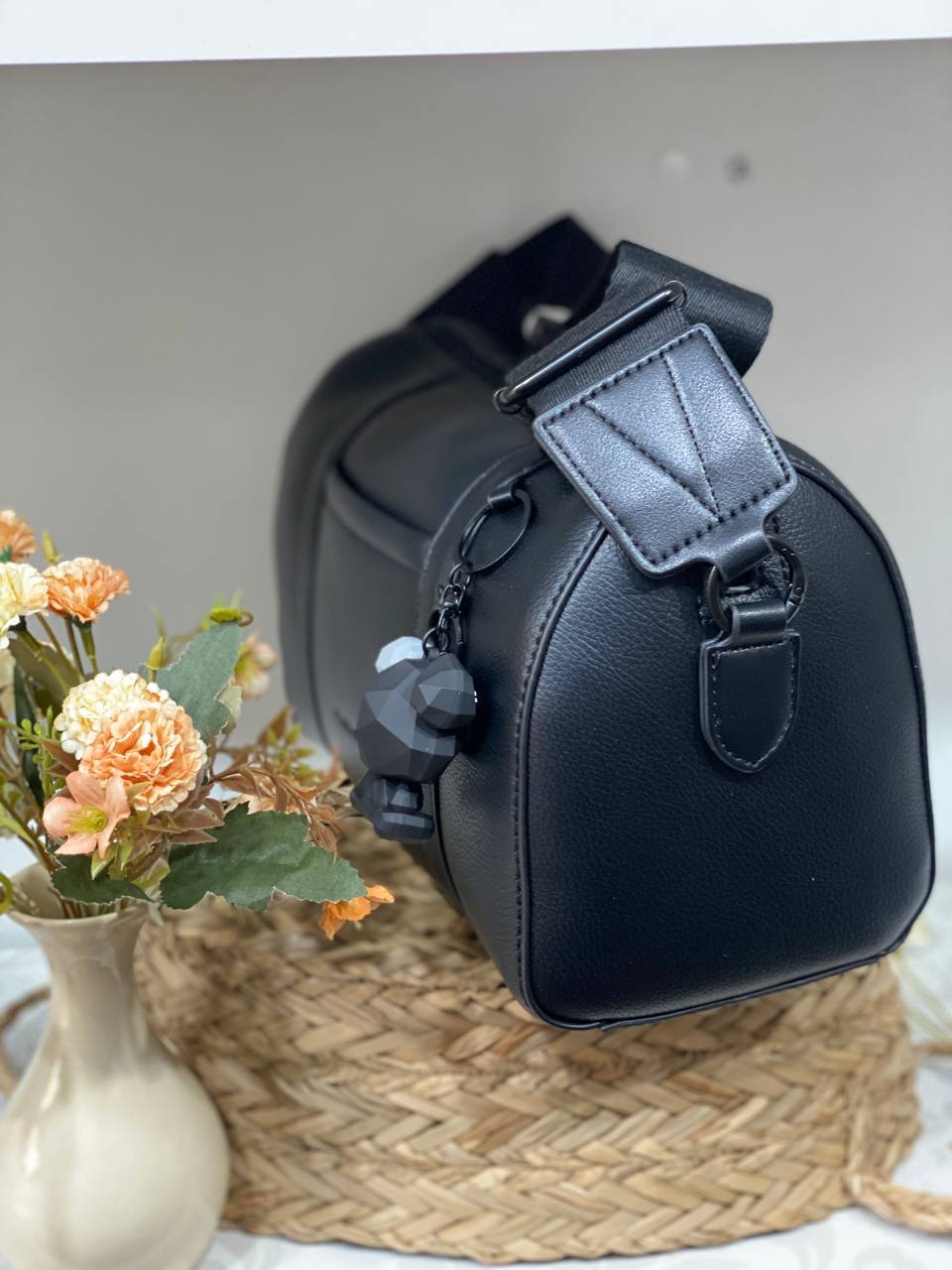 Женская вместительная сумка через плече из эко-кожи черного цвета 32520