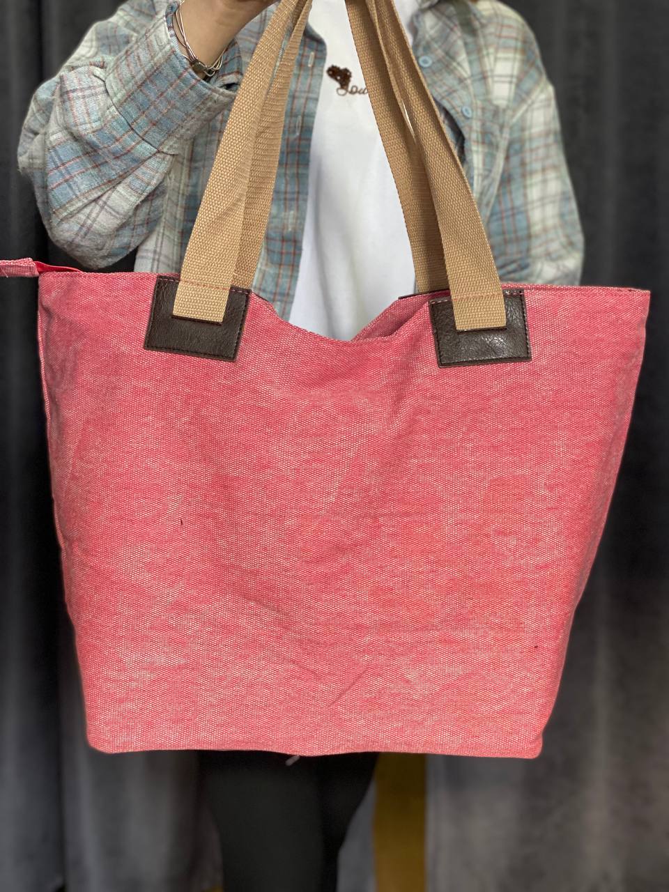 Женская вместительная сумка на плече красного цвета 32745