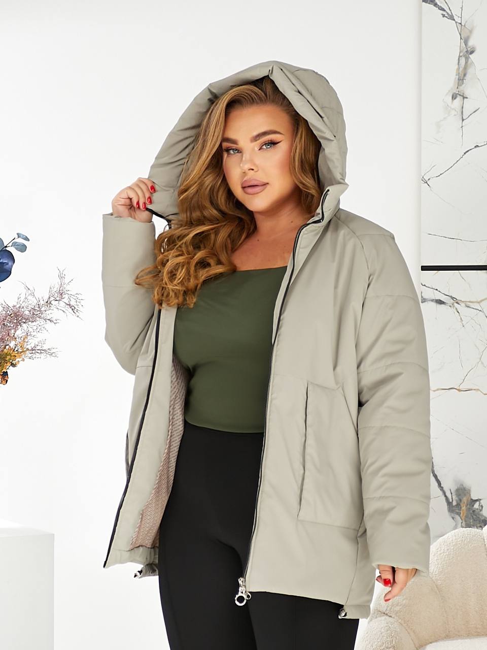 Жіноча зимова куртка з капюшоном бежевого кольору 29756