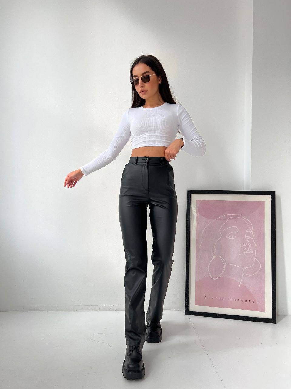 Жіночі штани з еко-шкіри чорного кольору 31074