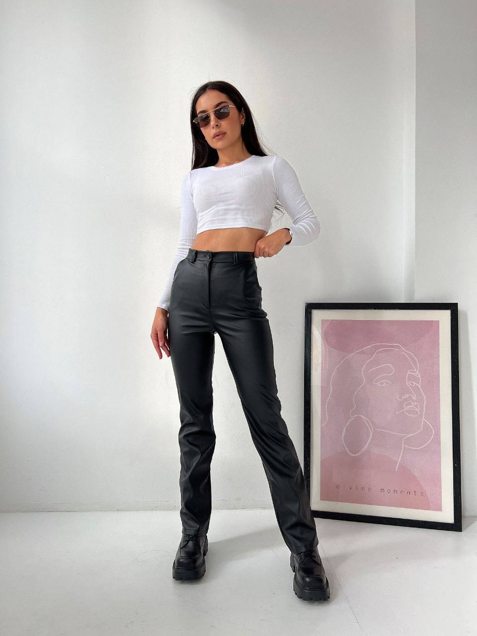 Жіночі штани з еко-шкіри чорного кольору 31074