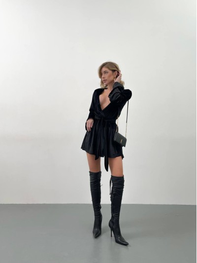 Жіночий оксамитовий комбінезон чорного кольору 30416