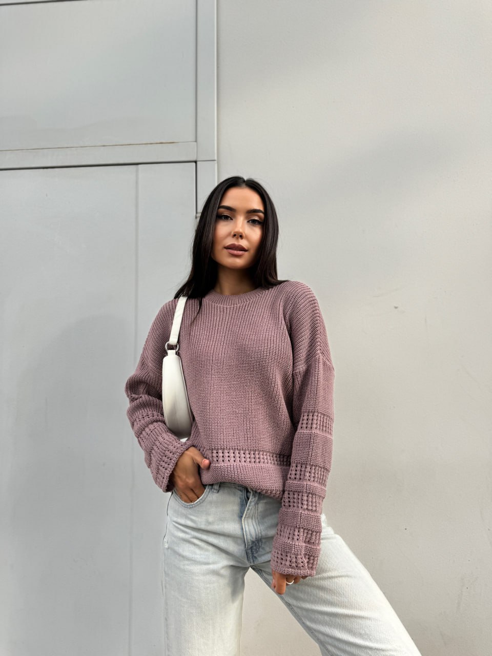 Жіночий базовий светр пудрового кольору 30177