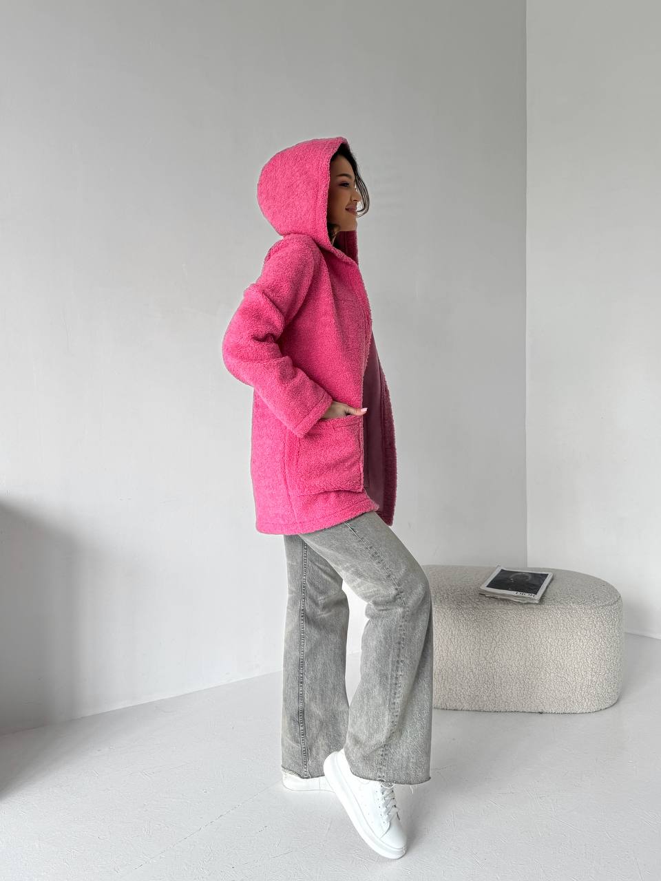 Жіночий кардиган iз букле з капюшоном малинового кольору 31657
