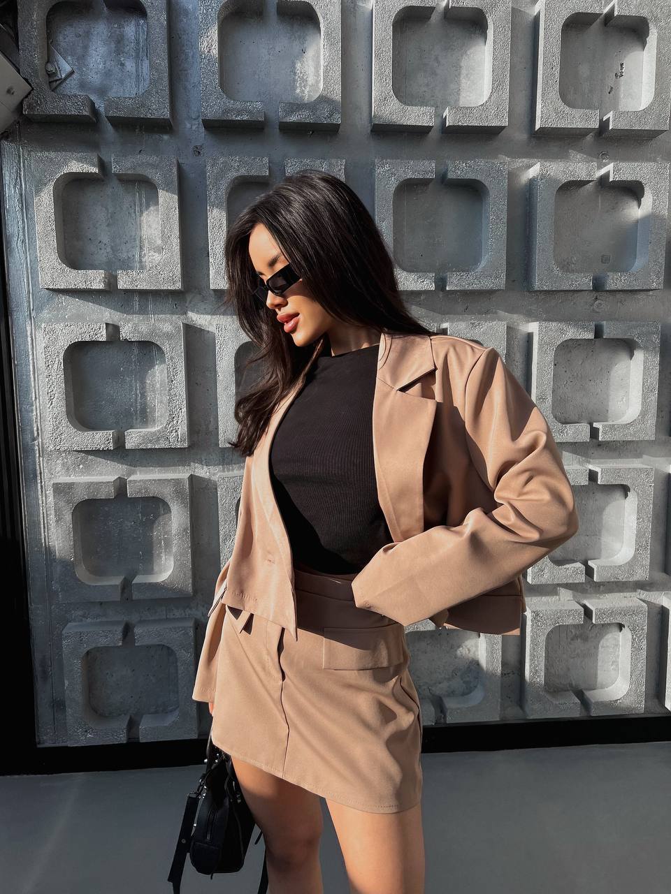 Женский классический костюм 2-ка (юбка-шорты+пиджак) бежевого цвета 31848