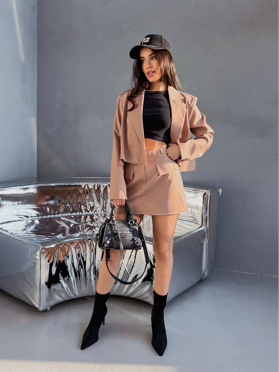 Женский классический костюм 2-ка (юбка-шорты+пиджак) бежевого цвета 31848