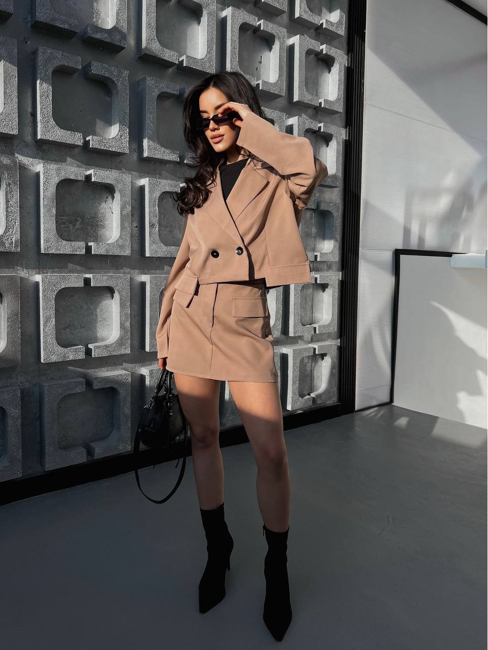 Женский классический костюм 2-ка (юбка-шорты+пиджак) бежевого цвета 31848