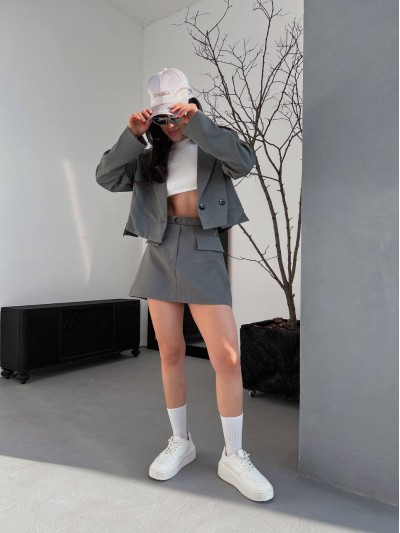 Женский классический костюм 2-ка (юбка-шорты+пиджак) серого цвета 31847