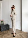 Жіночий класичний костюм бежевого кольору 31372