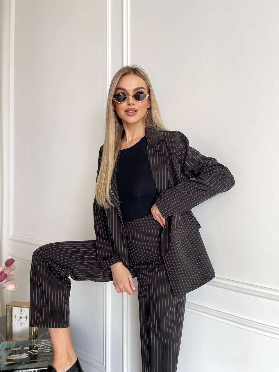 Жіночий класичний костюм чорного кольору 31373