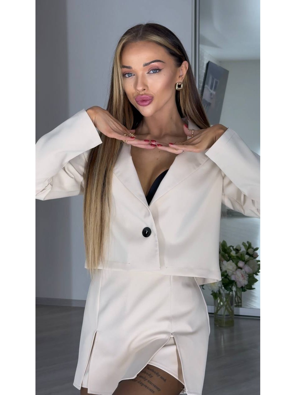 Жіночий класичний костюм спідниця-шорти+піджак бежевого кольору 31437