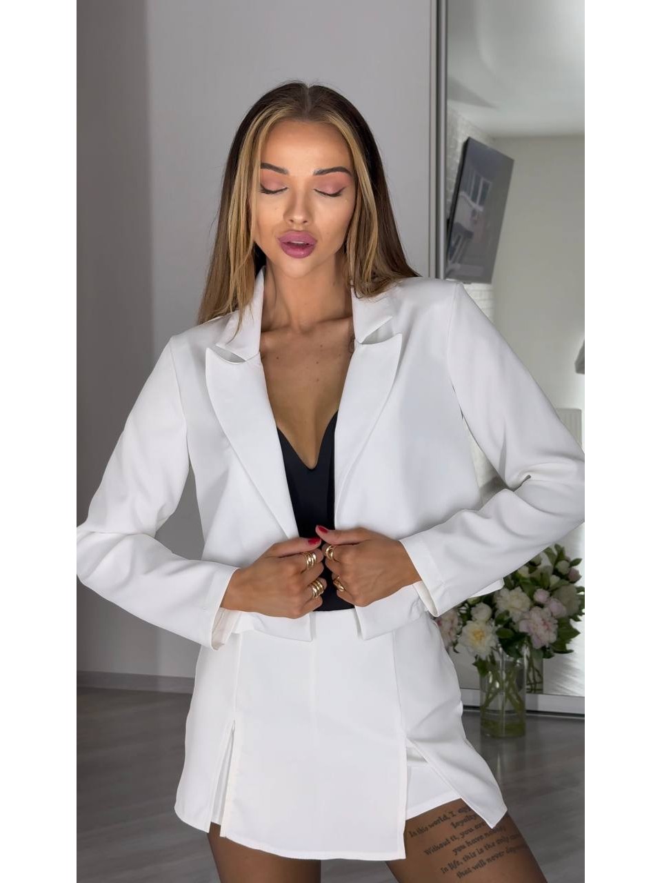 Женский классический костюм юбка-шорты+пиджак молочного цвета 31411