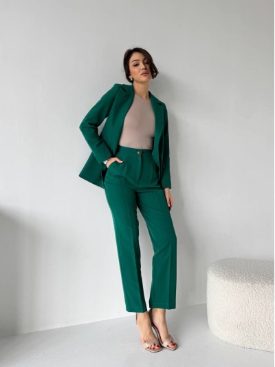 Жіночий класичний костюм зеленого кольору 32112
