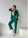 Жіночий класичний костюм зеленого кольору 32112