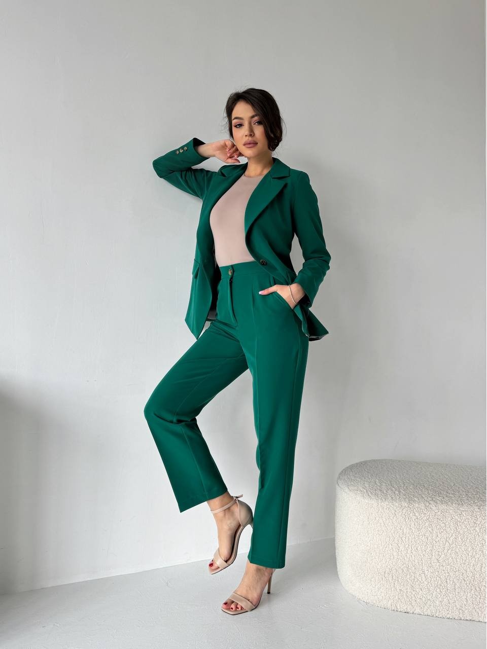 Жіночий класичний костюм зеленого кольору 32112