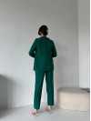 Жіночий класичний костюм зеленого кольору 32112