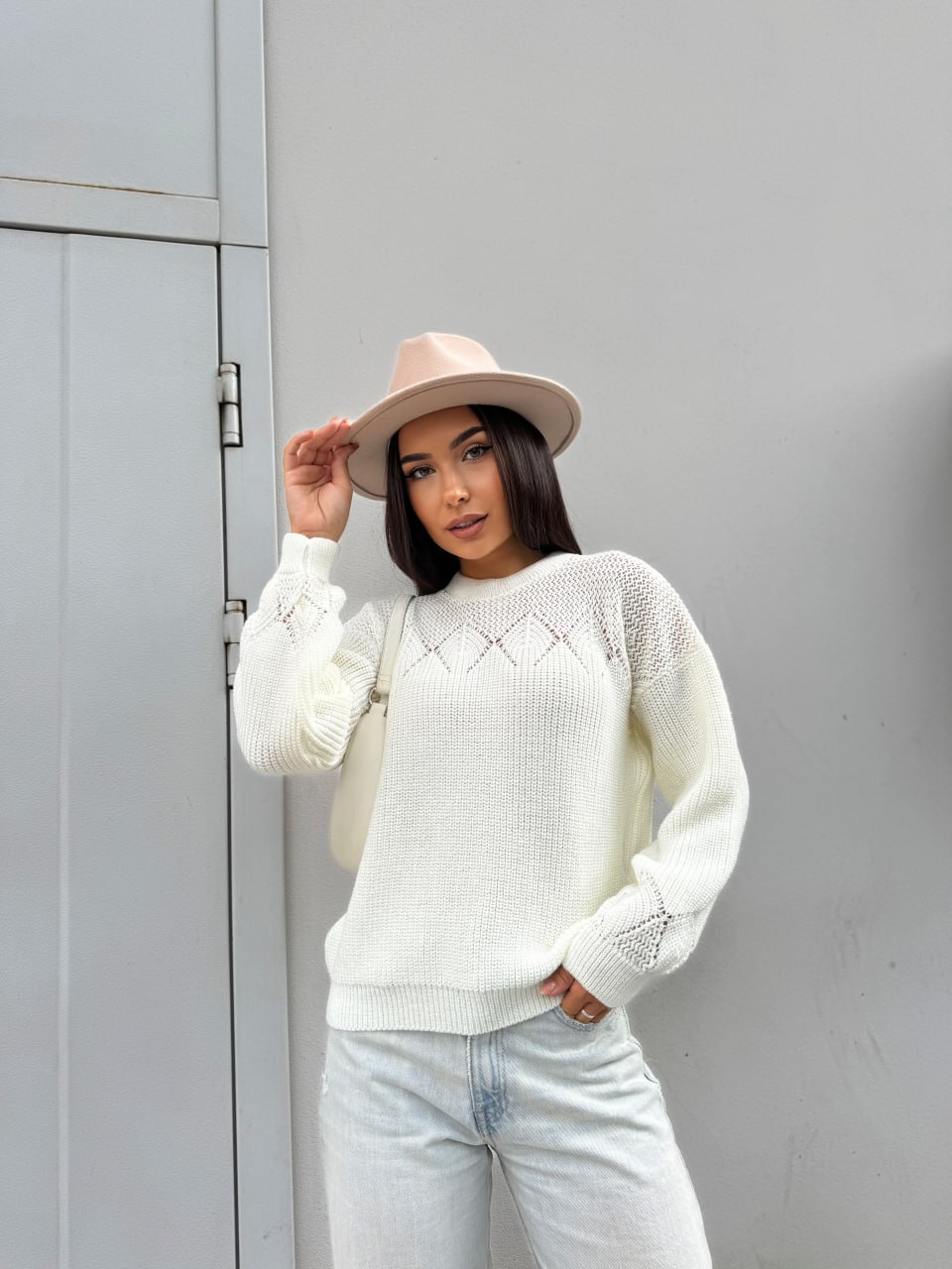 Класичний жіночий светр молочного кольору 30187