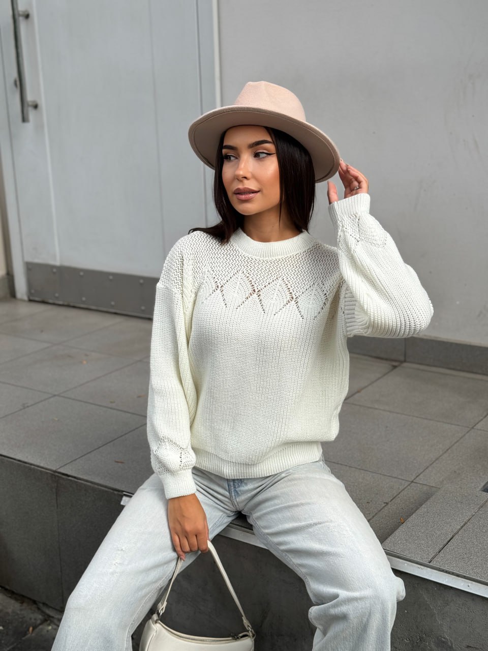 Класичний жіночий светр молочного кольору 30187