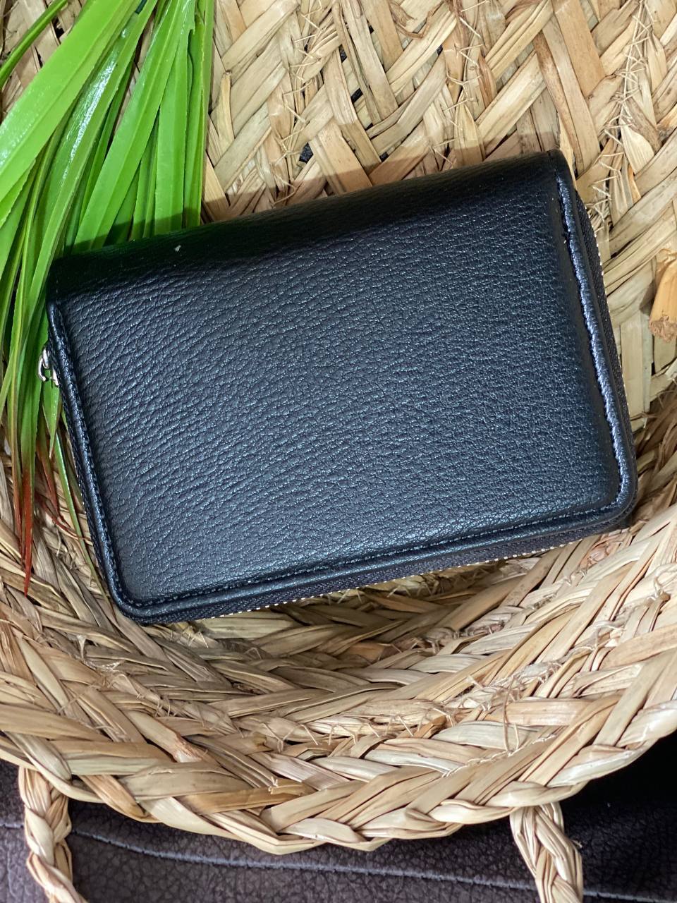 Жіночий компактний гаманець із пористої еко-шкіри чорного кольору 32420