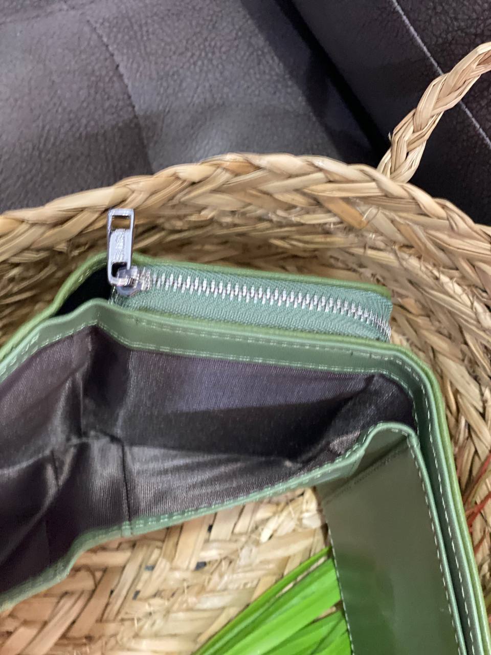 Жіночий компактний гаманець із пористої еко-шкіри зеленого кольору 32389