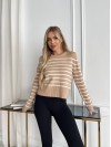 Женский короткий свитер в полоску бежевого цвета 29868
