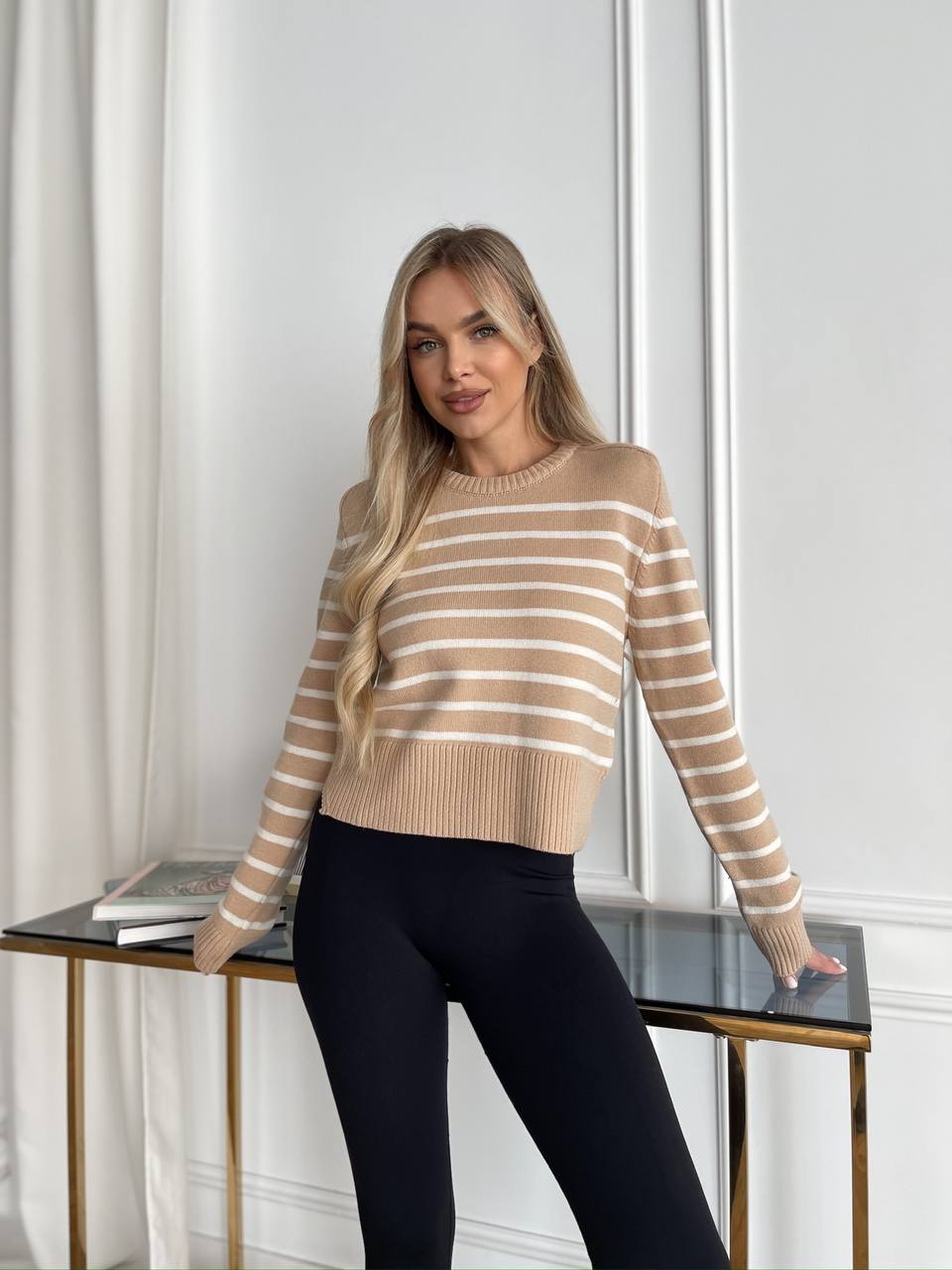Женский короткий свитер в полоску бежевого цвета 29868