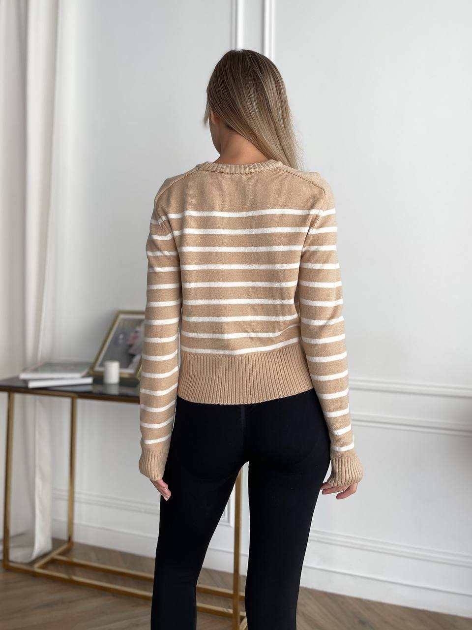 Женский короткий свитер в полоску бежевого цвета 29868