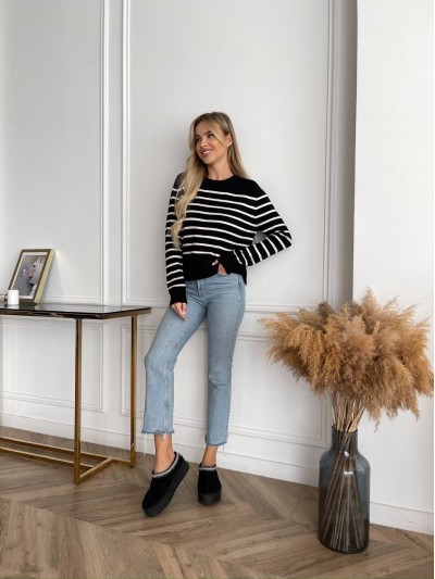 Женский короткий свитер в полоску черного цвета 29867