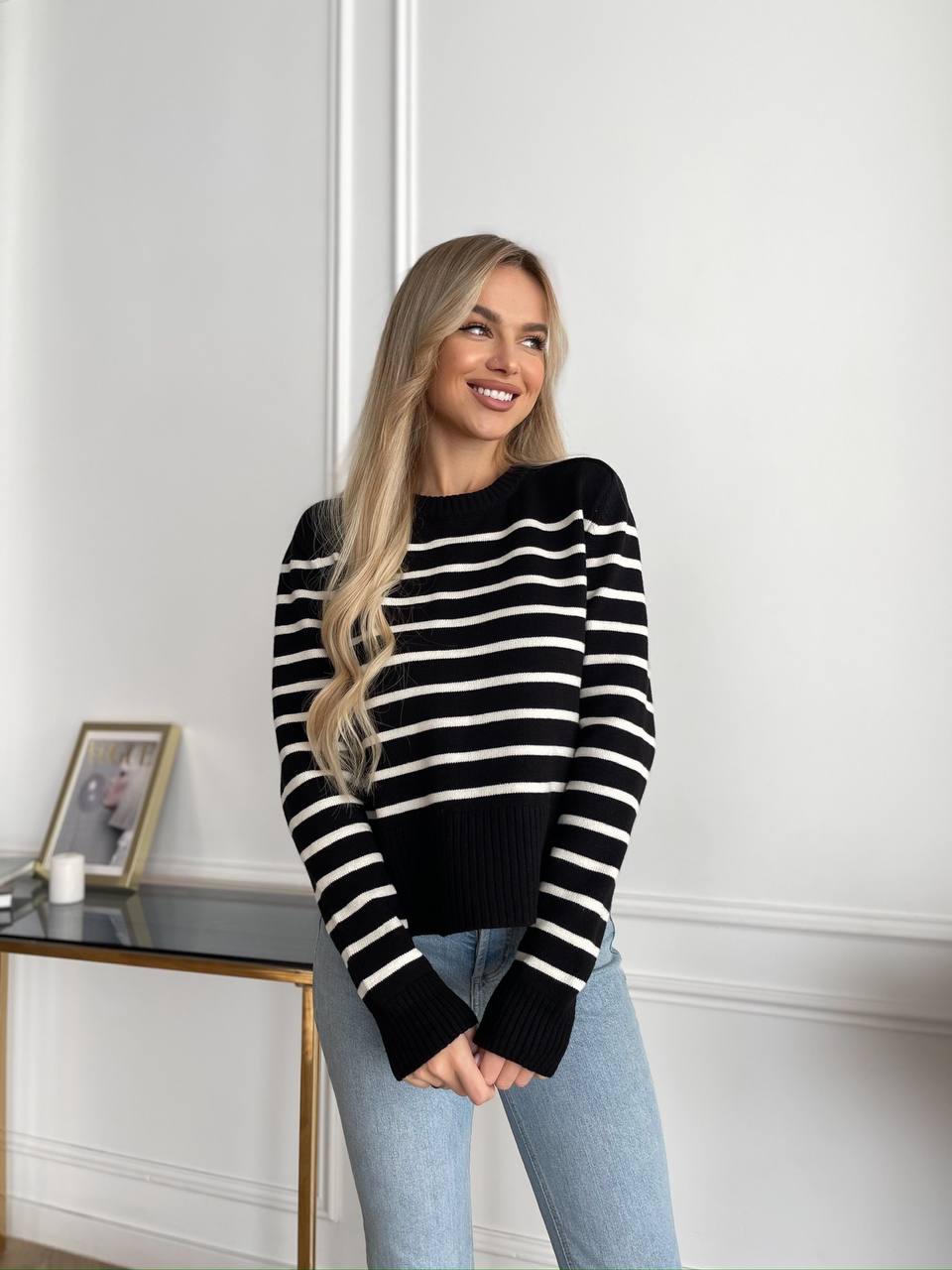 Жіночий короткий светр у смужку чорного кольору 29867