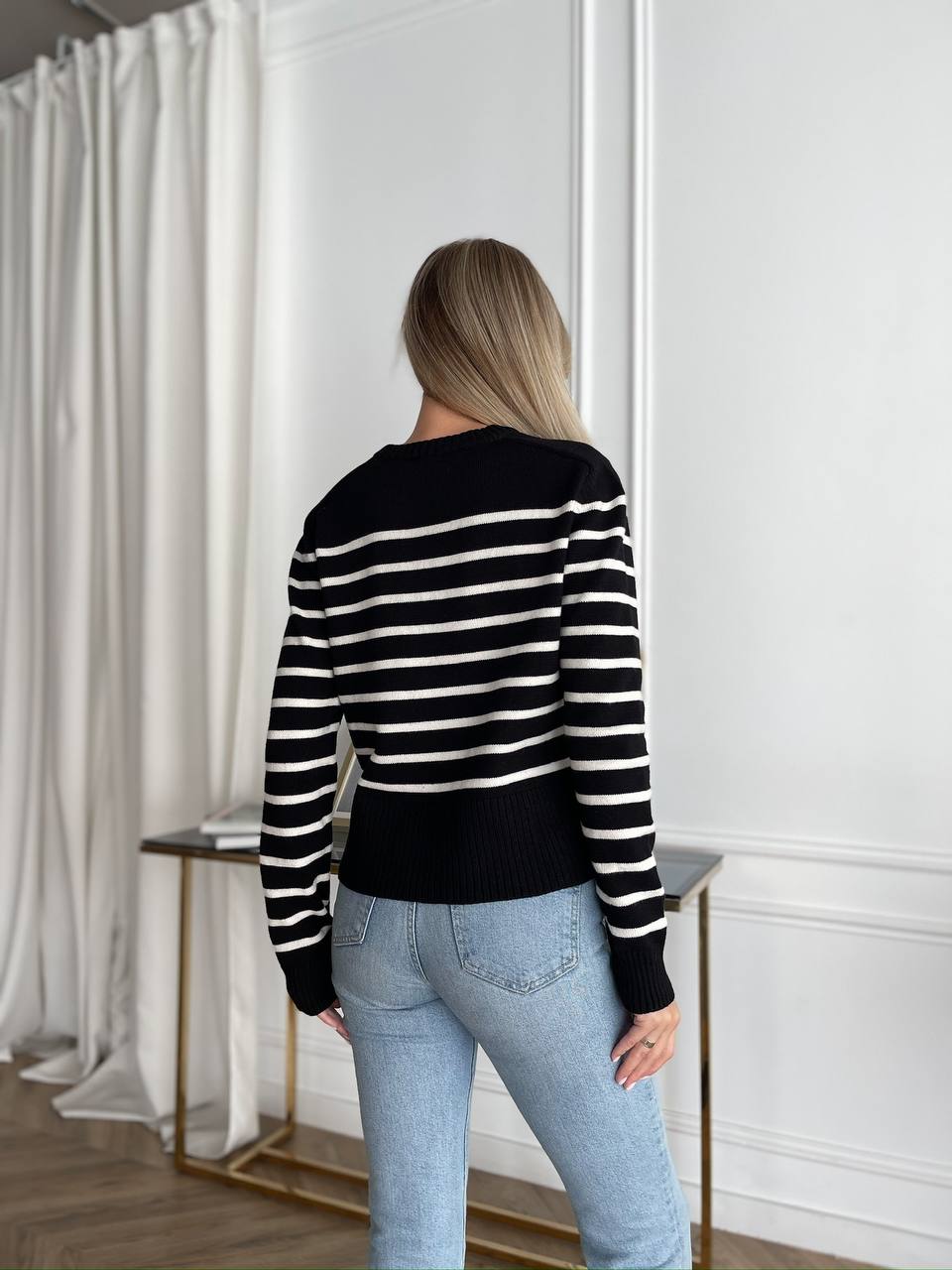 Жіночий короткий светр у смужку чорного кольору 29867