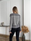 Жіночий короткий светр у смужку сірого кольору 29866