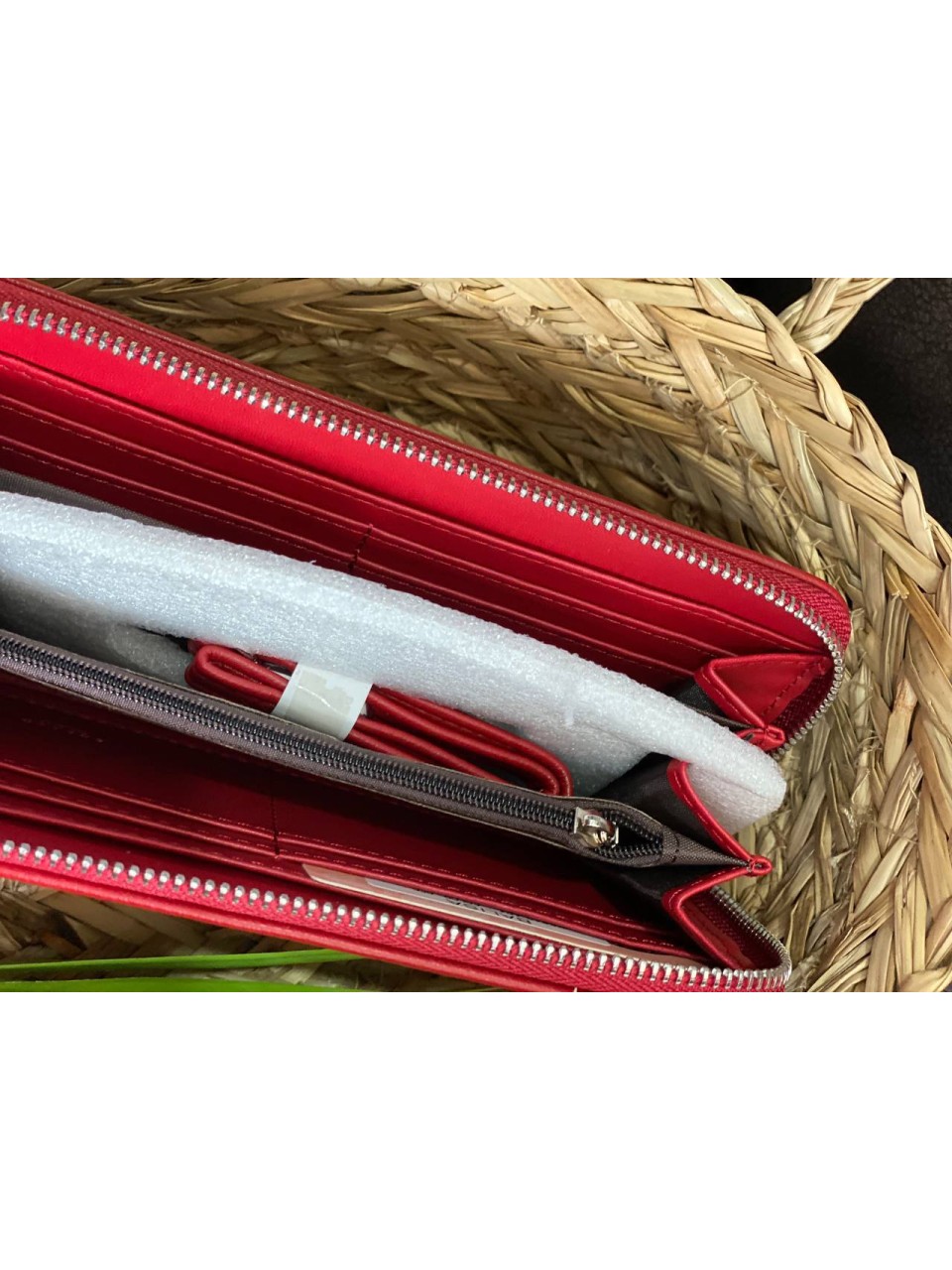 Женский кошелек из эко-кожи красного цвета 32481