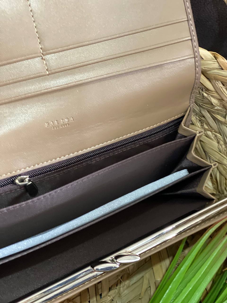 Женский кошелек из гладкой эко-кожи бежевого цвета 32483