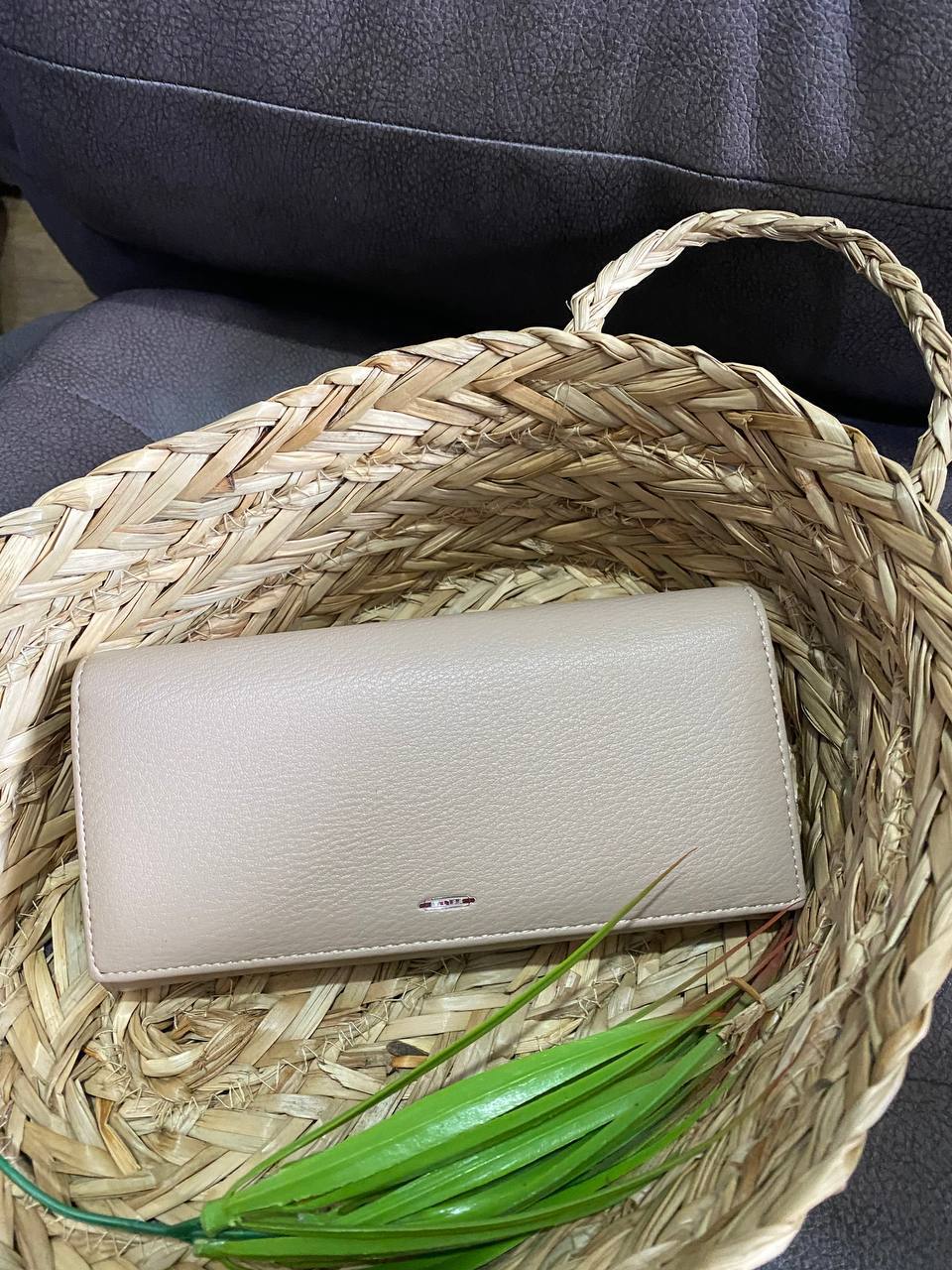 Жіночий гаманець з гладкою еко-шкіри бежевого кольору 32489