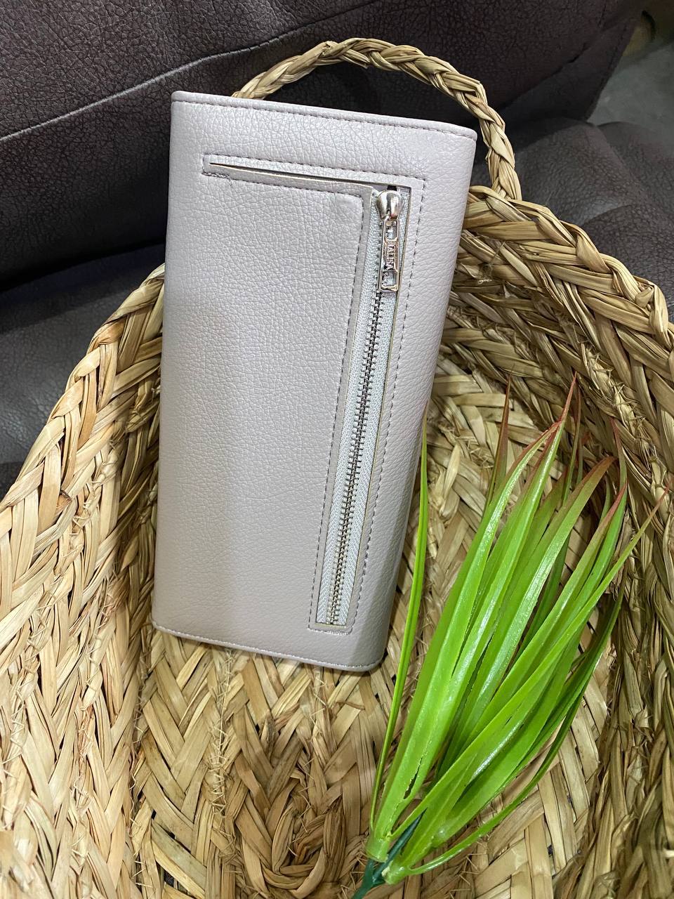 Женский кошелек из пористой эко-кожи серого цвета 32488