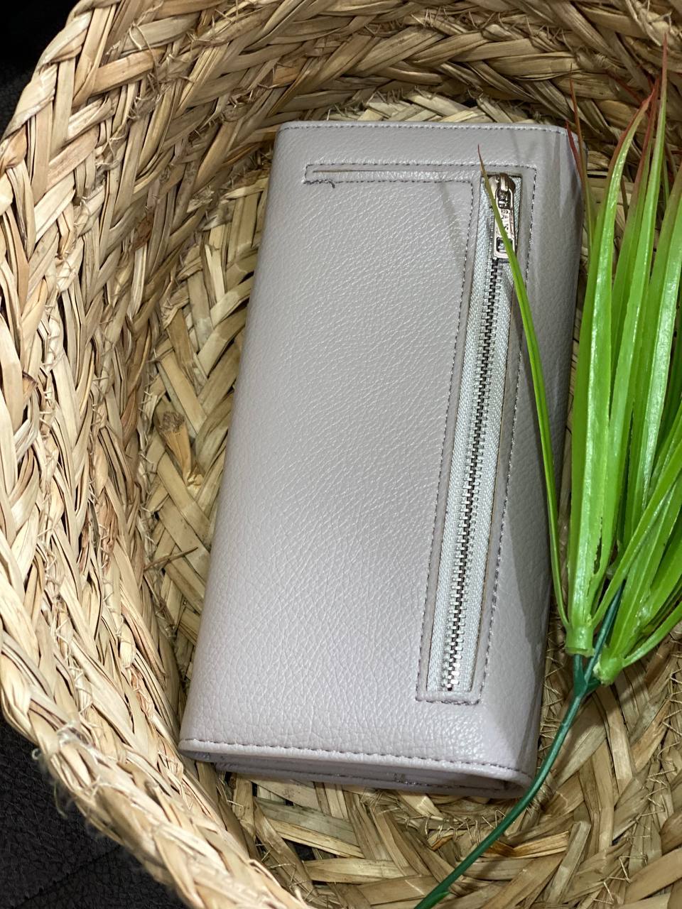 Женский кошелек из пористой эко-кожи серого цвета 32488