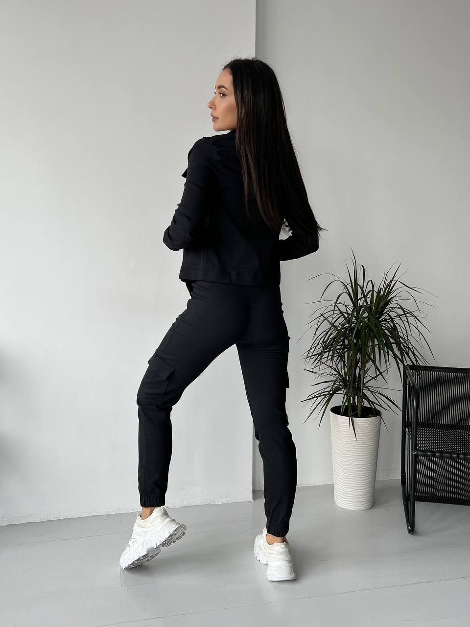 Жіночий костюм чорного кольору 26301