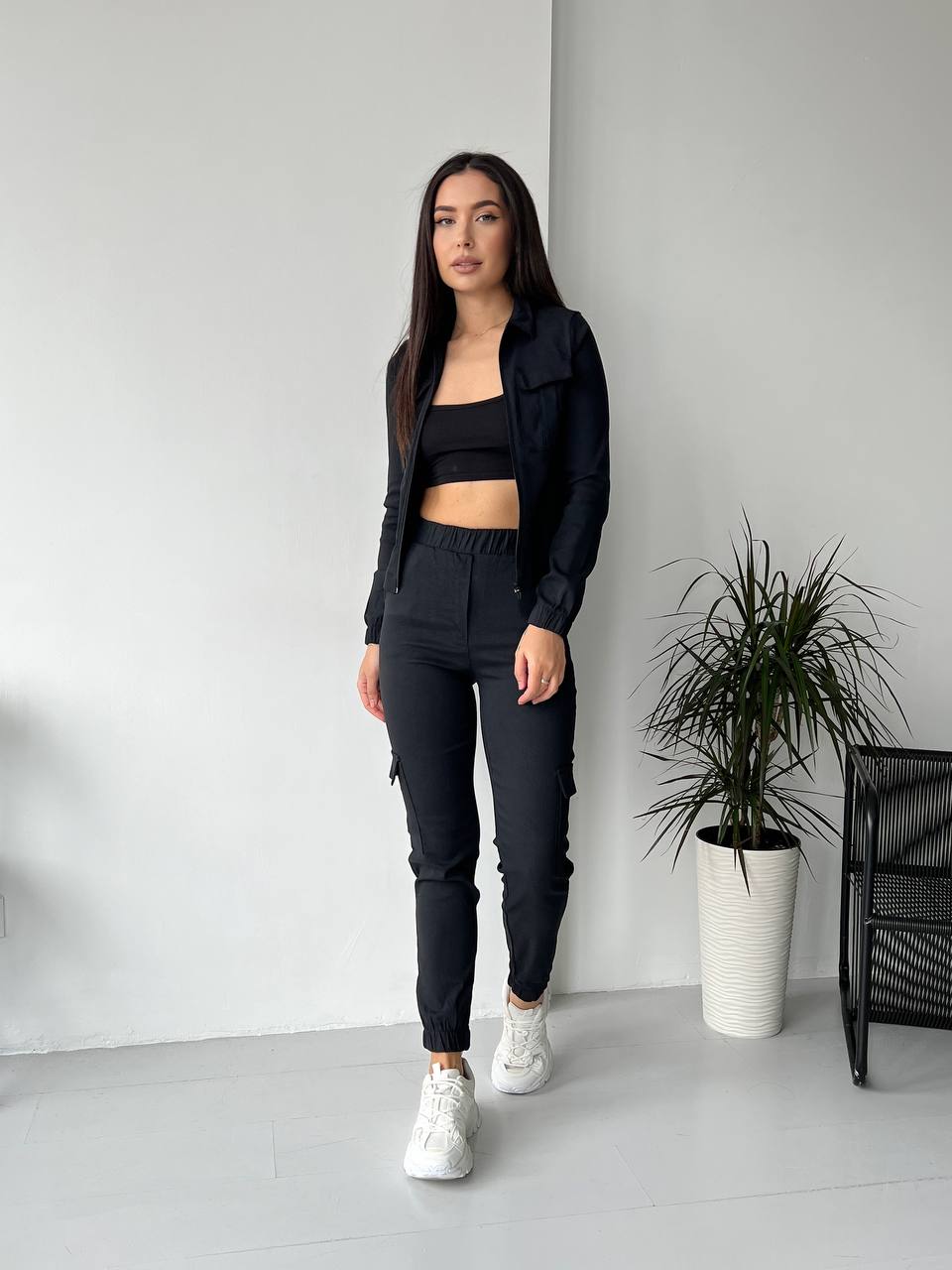 Жіночий костюм чорного кольору 26301