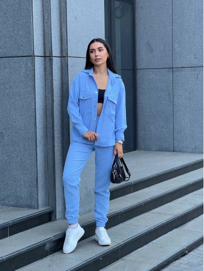 Жіночий костюм із мікровельвету на кнопках блакитного кольору 26049