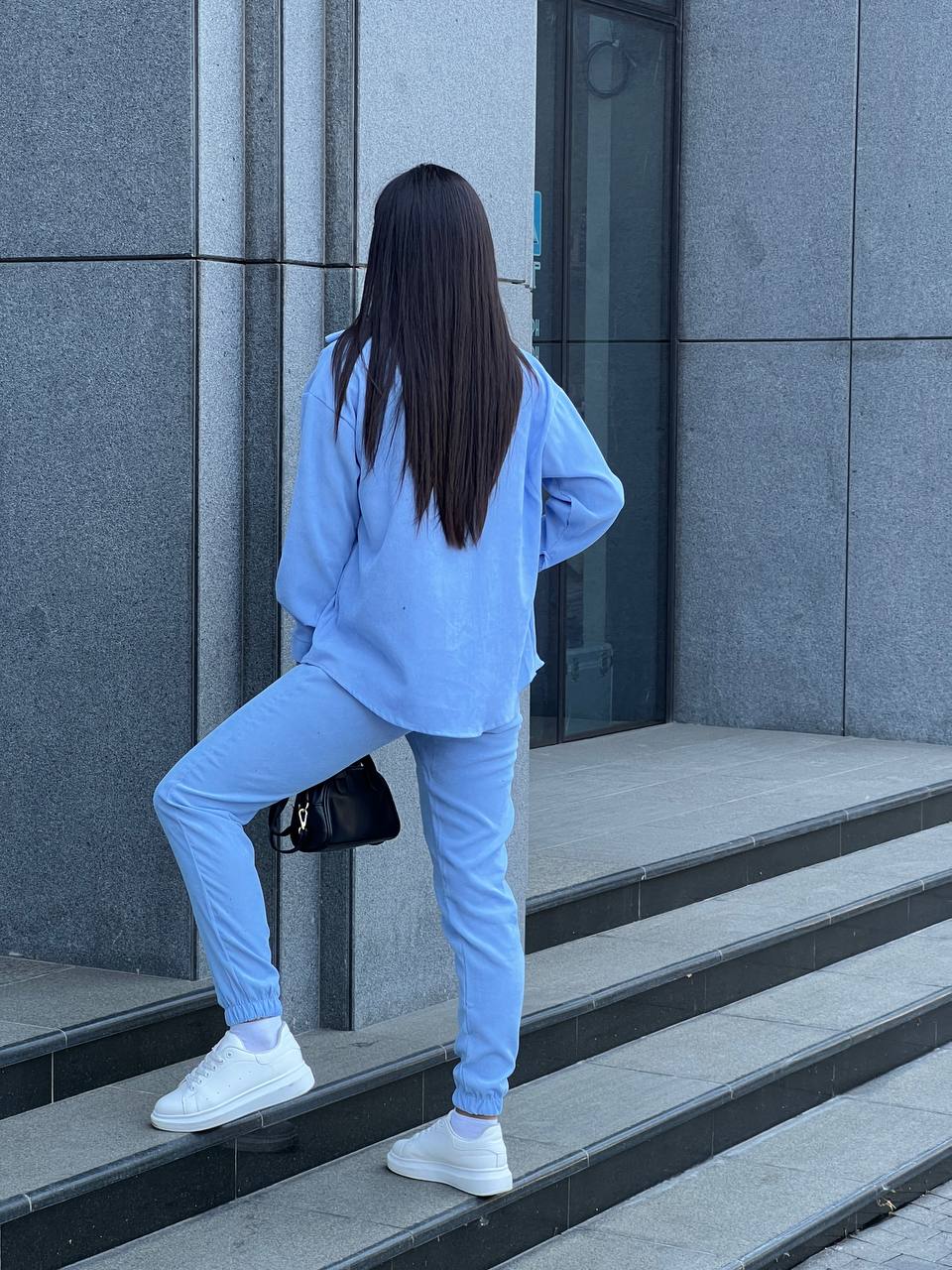 Жіночий костюм із мікровельвету на кнопках блакитного кольору 26049