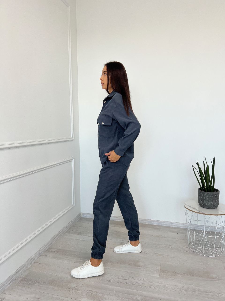 Жіночий костюм із мікровельвету на кнопках графiтового кольору 26055