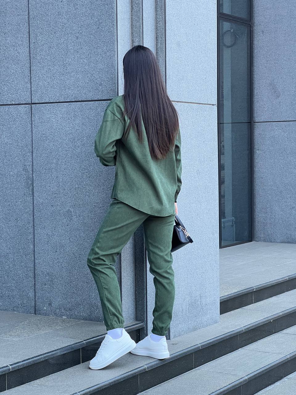 Женский костюм из микровельвета на кнопках цвета хаки 26052