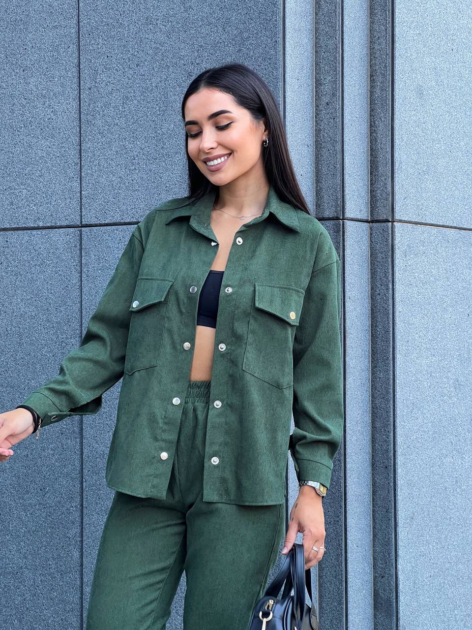 Женский костюм из микровельвета на кнопках цвета хаки 26052