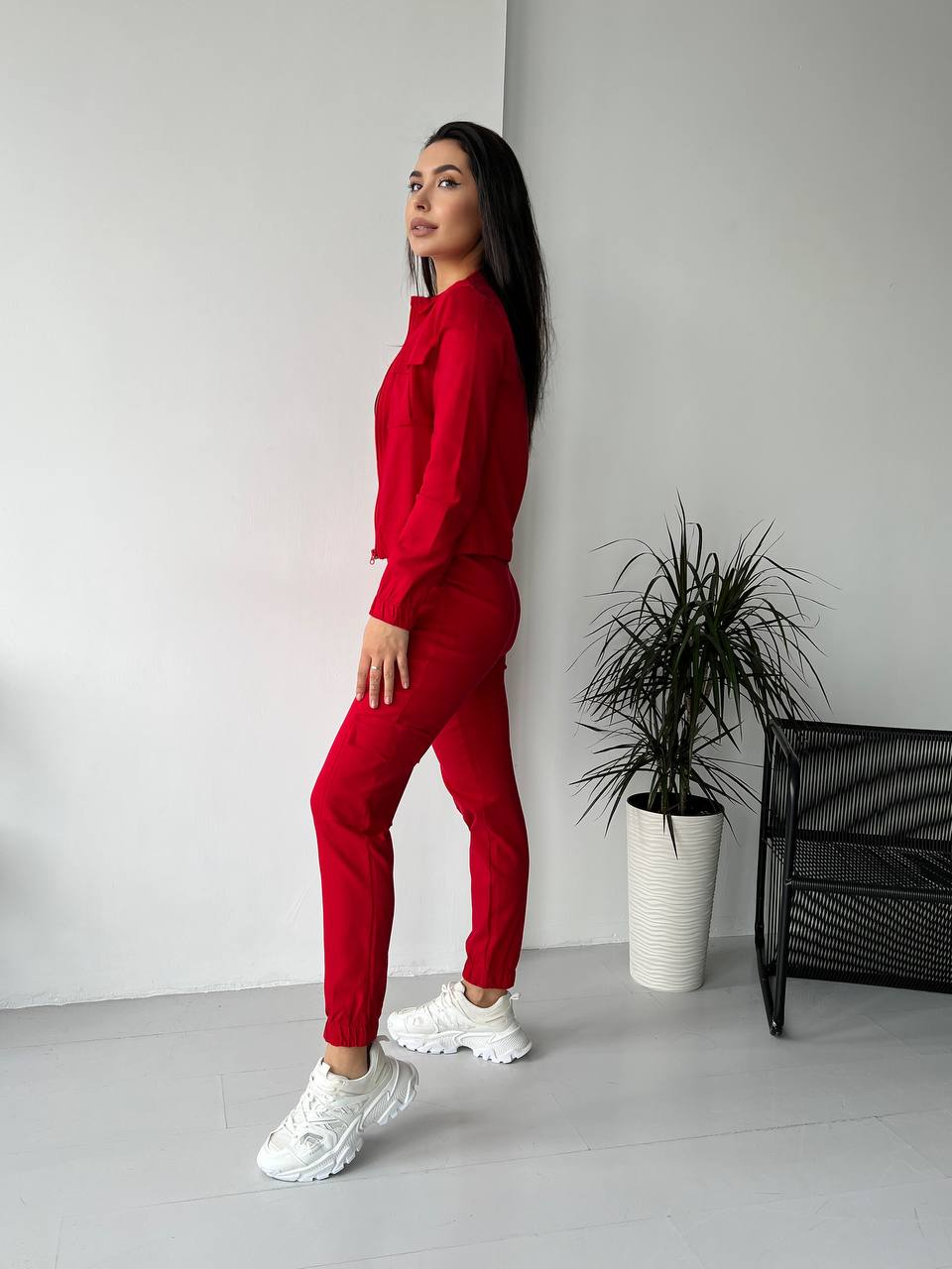 Жіночий костюм червоного кольору 26302