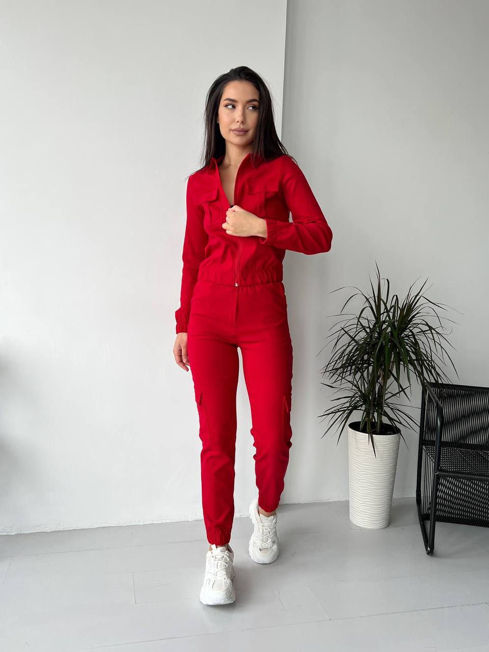 Жіночий костюм червоного кольору 26302