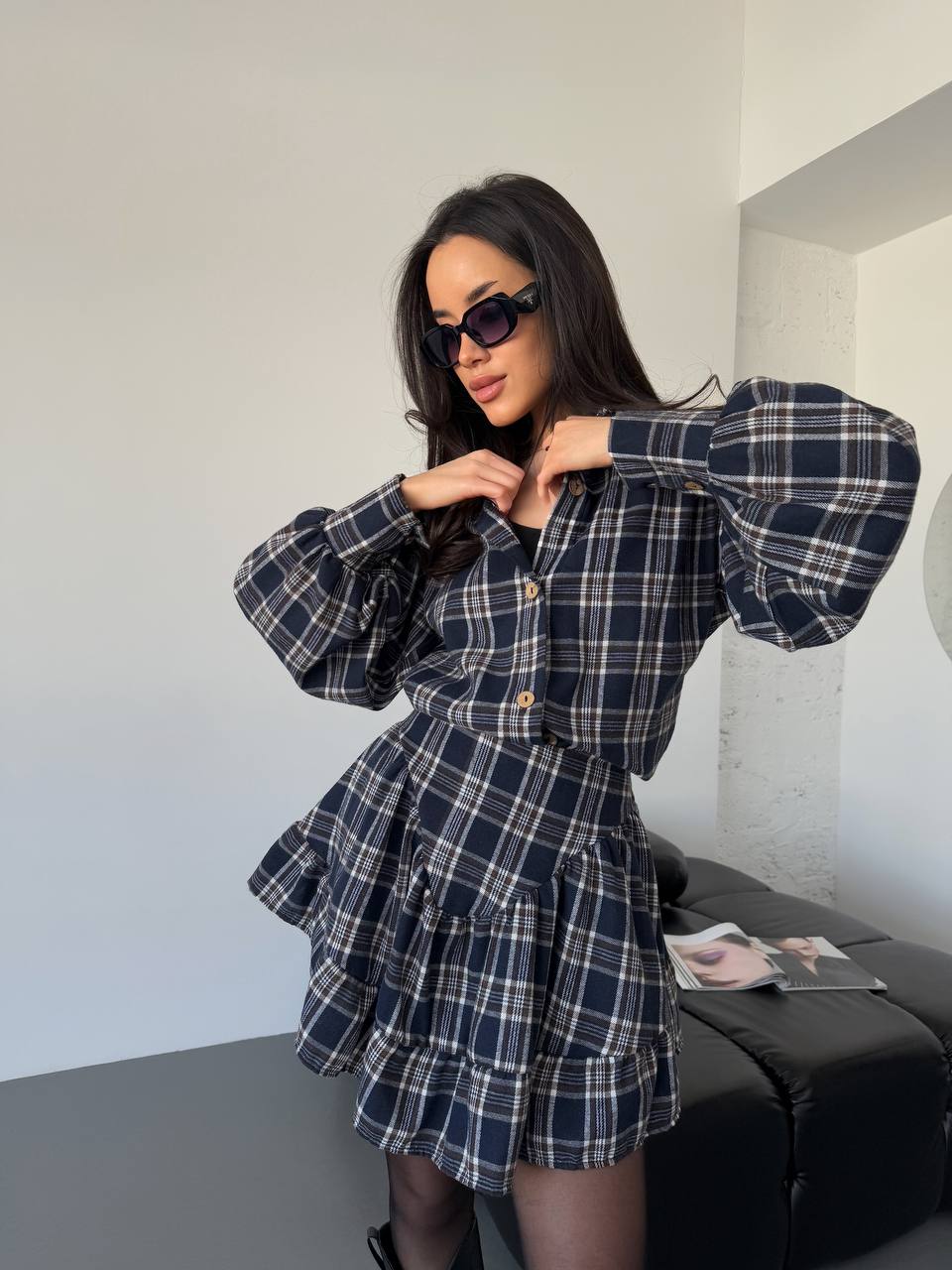Жіночий костюм зі спідницею в клітку темно-синього кольору 31071