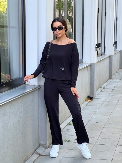 Жіночий костюм зі спущеним плечем чорного кольору 26298