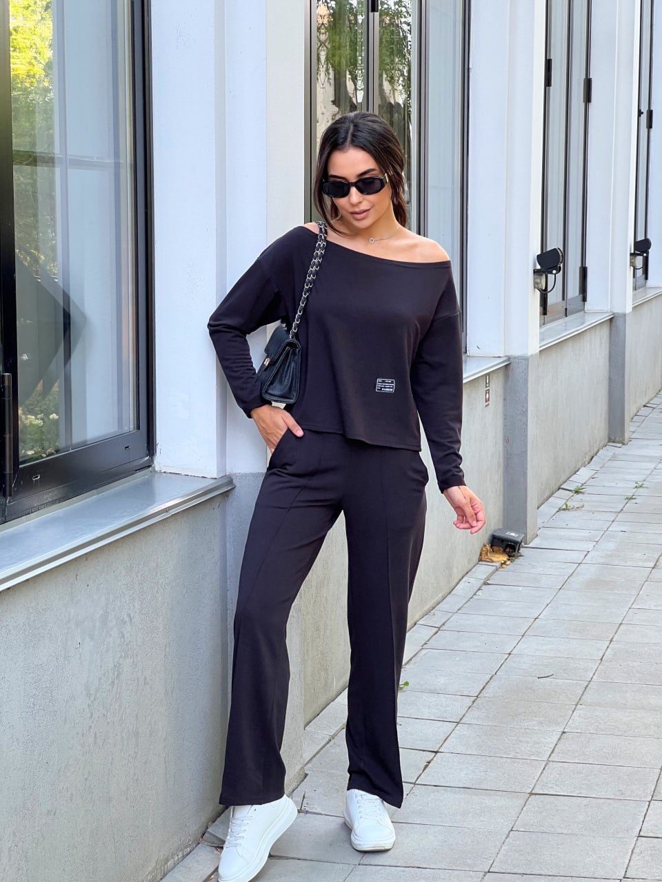 Жіночий костюм зі спущеним плечем чорного кольору 26298