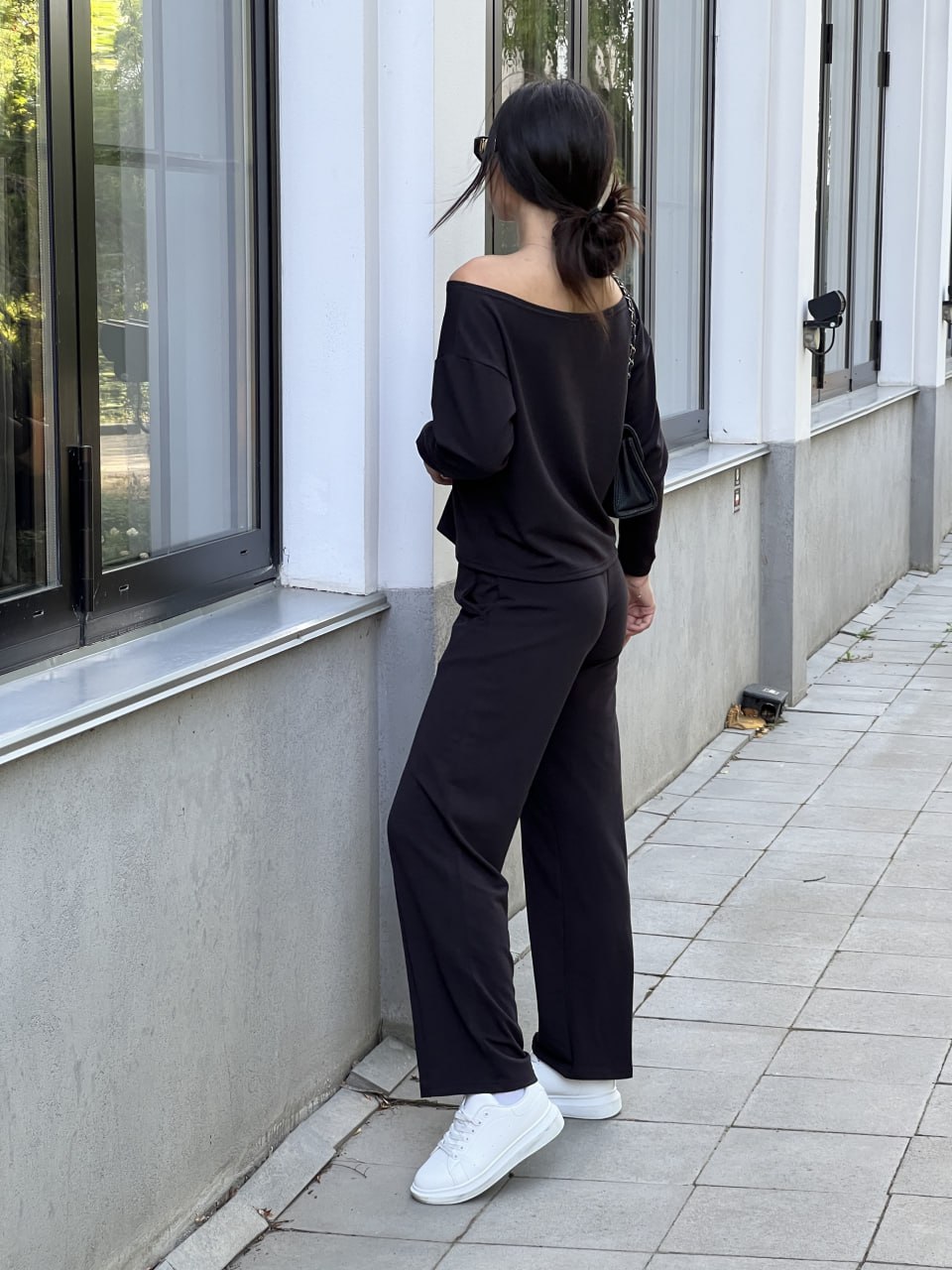 Жіночий костюм зі спущеним плечем чорного кольору 26298